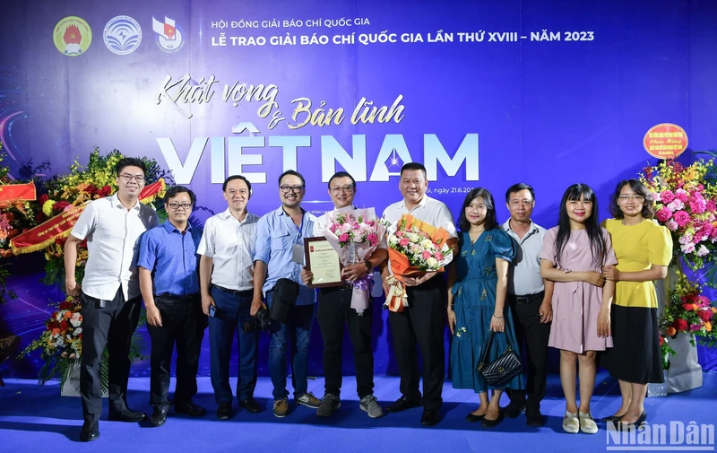 Mùa giải Báo chí quốc gia năm nay, Liên chi hội Nhà báo Báo Nhân Dân vinh dự được trao 2 giải B, 4 giải C và 2 giải Khuyến khích, trong đó có loạt bài "Bom mìn - Cuộc chiến trăm năm trong lòng đất Quảng Trị" của tác giả Trần Sơn Bách (Báo Nhân Dân điện tử, giải C).