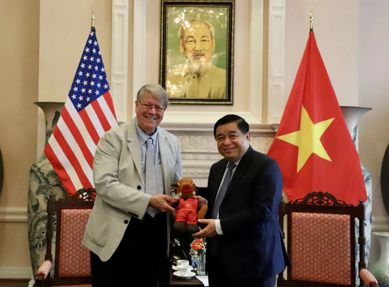 Bộ trưởng Kế hoạch và Đầu tư Nguyễn Chí Dũng tiếp Tiến sĩ Richard Lawton Thurston, nguyên Phó Chủ tịch TSMC, tại Washington D.C.