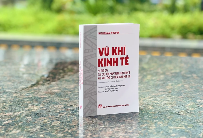Cuốn sách "Vũ khí kinh tế: Sự trỗi dậy của các biện pháp trừng phạt kinh tế như một công cụ chiến tranh hiện đại" vừa được Nhà xuất bản Chính trị quốc gia Sự thật ấn hành. 