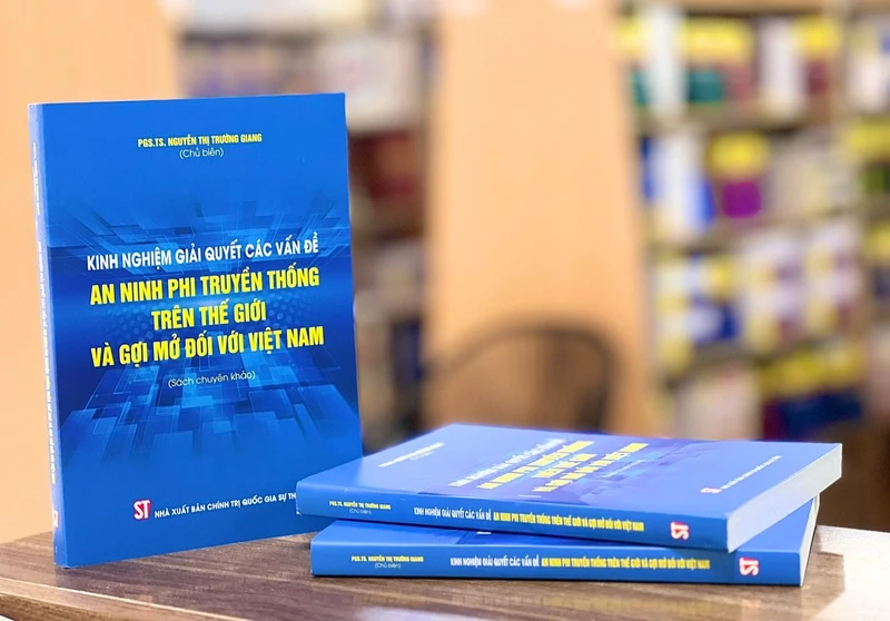 Cuốn sách "Kinh nghiệm giải quyết các vấn đề an ninh phi truyền thống trên thế giới và gợi mở đối với Việt Nam" vừa được Nhà xuất bản Chính trị quốc gia Sự thật ấn hành.