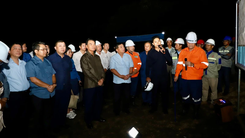Bộ trưởng Nguyễn Chí Dũng thăm dự án Tổ hợp khai thác mỏ bauxit và chế biến Alumin của Tập đoàn Việt Phương tại huyện Dak Cheung, tỉnh Sekong, cùng đi có Bộ trưởng Kế hoạch và Đầu tư Lào Phet Phomphiphak. (Ảnh: MPI)
