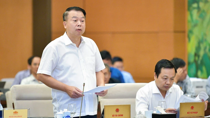 Thứ trưởng Tài chính Nguyễn Đức Chi trình bày tờ trình tóm tắt dự án Luật. (Ảnh: DUY LINH)