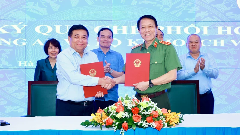 Bộ trưởng Kế hoạch và Đầu tư Nguyễn Chí Dũng và Bộ trưởng Công an Lương Tam Quang tại Lễ ký Quy chế phối hợp giữa hai cơ quan.
