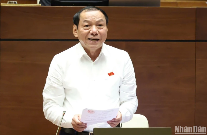 Bộ trưởng Văn hóa, Thể thao và Du lịch Nguyễn Văn Hùng trình bày Tờ trình Quyết định chủ trương đầu tư Chương trình mục tiêu quốc gia về phát triển văn hóa giai đoạn 2025-2035. (Ảnh: DUY LINH)