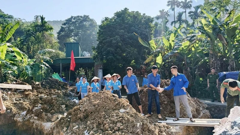 Đoàn viên, thanh niên góp sức cùng các lực lượng hỗ trợ xây dựng nhà cho gia đình em Đinh Công Hạ, xóm Chanh, xã Vĩnh Đồng, huyện Kim Bôi. 