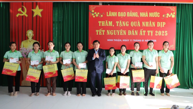 Bộ trưởng Kế hoạch và Đầu tư Nguyễn Chí Dũng tặng quà cho công nhân, người lao động có hoàn cảnh khó khăn trong Khu công nghiệp Thành Hải, tỉnh Ninh Thuận.