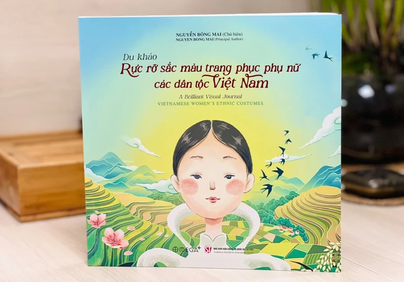 Cuốn sách "Du khảo: Rực rỡ sắc màu trang phục phụ nữ các dân tộc Việt Nam" của tác giả Nguyễn Bông Mai.