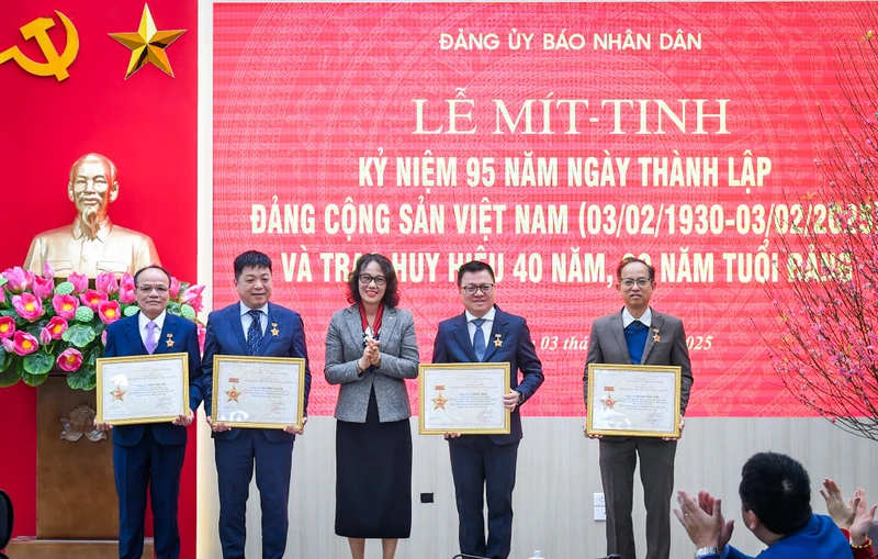 Đồng chí Hà Thị Trang, Ủy viên Ban Thường vụ, Trưởng Ban Tuyên giáo Đảng ủy Khối các cơ quan Trung ương trao Kỷ niệm chương "Vì sự nghiệp xây dựng Đảng ủy Khối các cơ quan Trung ương" tặng các đảng viên thuộc Đảng bộ Báo Nhân Dân. (Ảnh: THÀNH ĐẠT)