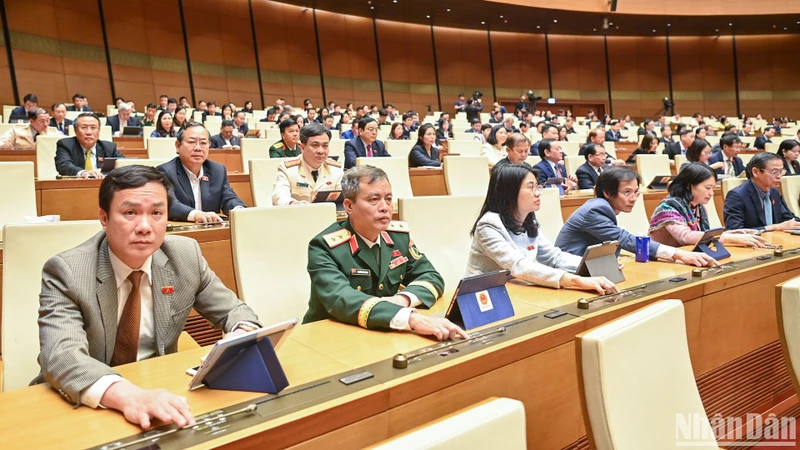 Đại biểu Quốc hội biểu quyết thông qua Nghị quyết về thí điểm một số cơ chế, chính sách đặc biệt tạo đột phá phát triển khoa học, công nghệ, đổi mới sáng tạo và chuyển đổi số quốc gia. (Ảnh: DUY LINH)