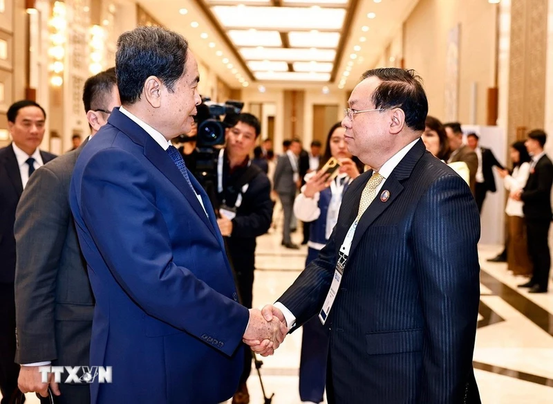 Chủ tịch Quốc hội Trần Thanh Mẫn gặp song phương Chủ nhiệm Ủy ban Đối ngoại Quốc hội Lào Sanya Praseuth. (Ảnh: TTXVN)