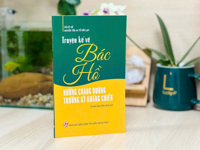 Cuốn sách "Truyện kể về Bác Hồ - Những chặng đường trường kỳ kháng chiến".