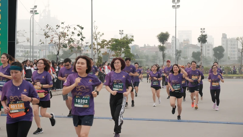 Giải chạy thu hút gần 600 vận động viên tranh tài ở các cự ly 1.800m, 3.000m và 5.000m dành cho nam và nữ.