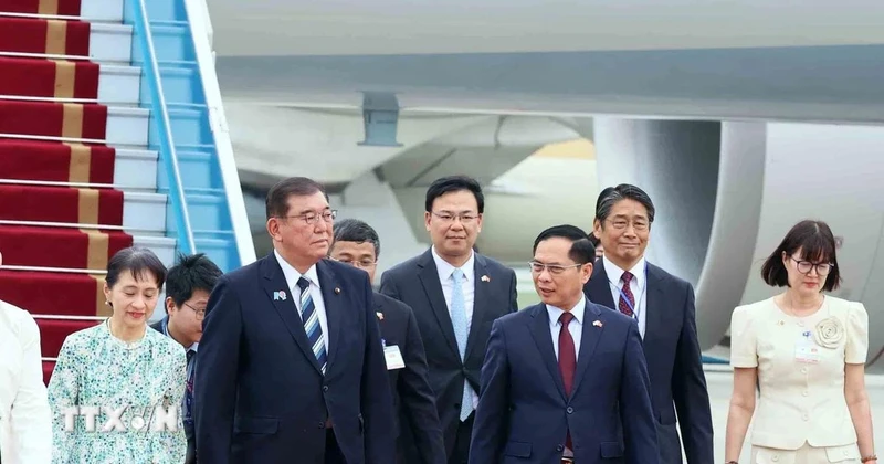 Phó Thủ tướng, Bộ trưởng Ngoại giao Bùi Thanh Sơn đón Thủ tướng Nhật Bản Ishiba Shigeru và Phu nhân tại Sân bay quốc tế Nội Bài. (Ảnh: TTXVN)