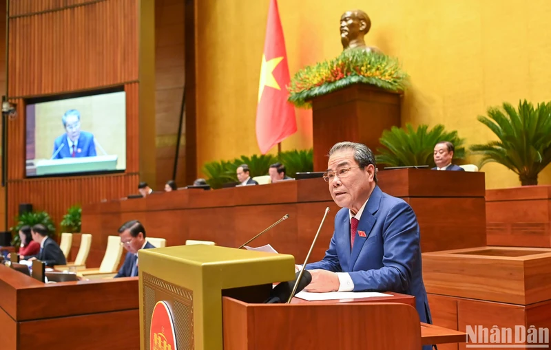 Chủ nhiệm Ủy ban Dân nguyện và Giám sát của Quốc hội Dương Thanh Bình báo cáo tại Kỳ họp thứ 9, Quốc hội khóa XV, sáng 5/5. (Ảnh: DUY LINH)