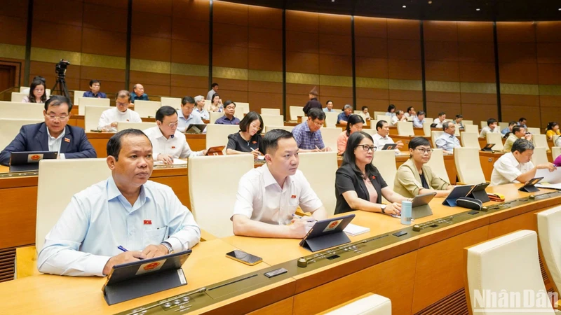 Các đại biểu Quốc hội thảo luận ở hội trường tại Kỳ họp thứ 9, Quốc hội khóa XV. (Ảnh: BÙI GIANG)