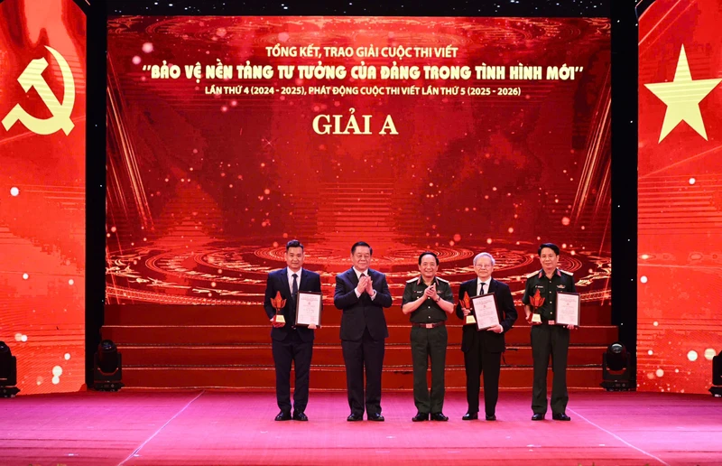 Đồng chí Nguyễn Trọng Nghĩa, Ủy viên Bộ Chính trị, Bí thư Trung ương Đảng, Trưởng Ban Tuyên giáo và Dân vận Trung ương, và Thượng tướng Trịnh Văn Quyết, Bí thư Trung ương Đảng, Ủy viên Thường vụ Quân ủy Trung ương, Chủ nhiệm Tổng cục Chính trị Quân đội nhân dân Việt Nam trao giải A cho các tác giả.