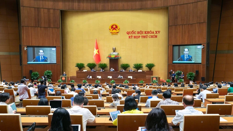Quang cảnh phiên họp ở hội trường sáng 17/5.