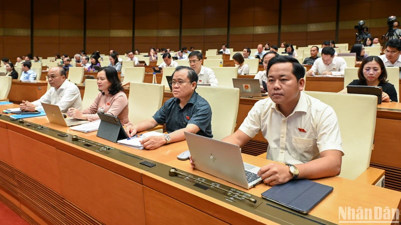 Các đại biểu dự phiên họp ở hội trường sáng 20/5. (Ảnh: BÙI GIANG)