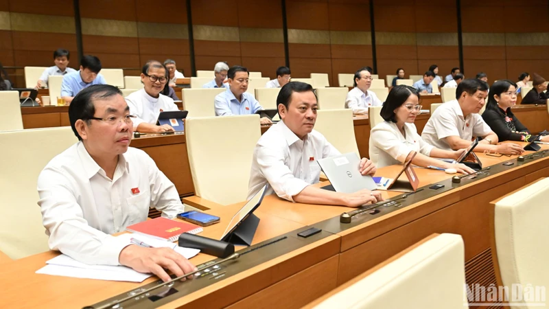 Đại biểu Quốc hội biểu quyết thông qua Nghị quyết về việc rút ngắn nhiệm kỳ Quốc hội khóa XV và Hội đồng nhân dân các cấp nhiệm kỳ 2021-2026; Ngày bầu cử đại biểu Quốc hội khóa XVI và đại biểu Hội đồng nhân dân các cấp nhiệm kỳ 2026-2031. (Ảnh: THỦY NGUYÊN)