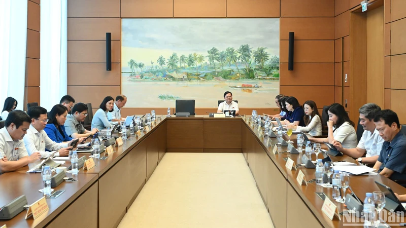 Quang cảnh phiên thảo luận ở tổ 13 chiều 22/5. (Ảnh: BÙI GIANG)