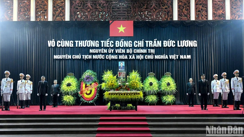 Linh cữu nguyên Chủ tịch nước Trần Đức Lương quàn tại Nhà tang lễ Quốc gia (số 5 Trần Thánh Tông, thành phố Hà Nội). (Ảnh: ĐĂNG KHOA) 