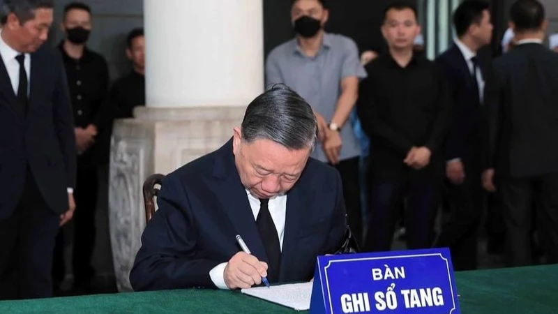 Tổng Bí thư Tô Lâm ghi sổ tang tại Lễ viếng nguyên Chủ tịch nước Trần Đức Lương. (Ảnh: TTXVN)