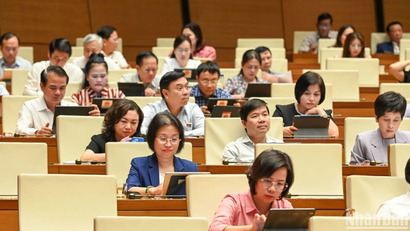Các đại biểu Quốc hội dự phiên thảo luận ở hội trường tại Kỳ họp thứ 9, Quốc hội khóa XV. (Ảnh: BÙI GIANG)