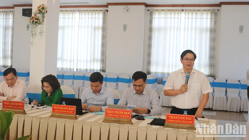 Vụ trưởng Vụ Giáo dục tiểu học, Bộ Giáo dục và Đào tạo Thái Văn Tài phát biểu ý kiến tại buổi làm việc.