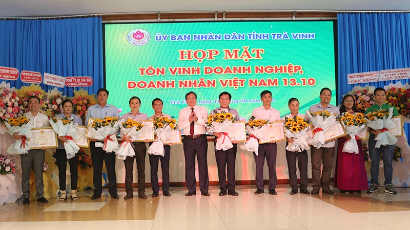 Đại diện doanh nghiệp tiêu biểu nhận Bằng khen của Ủy ban nhân dân tỉnh Trà Vinh.