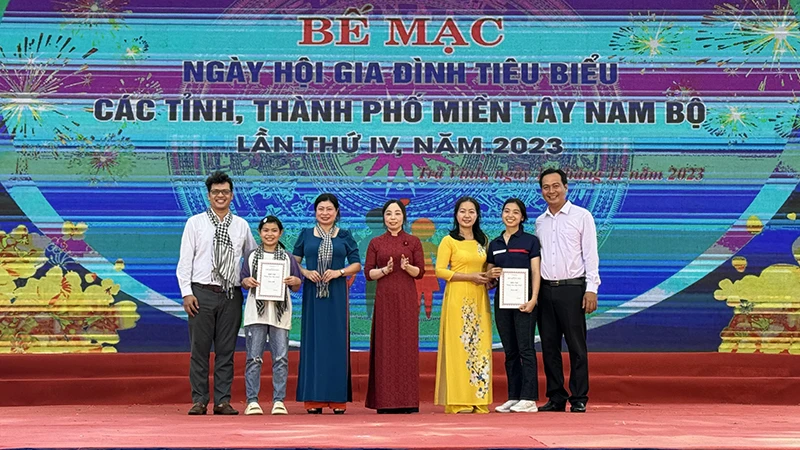 Các gia đình tiêu biểu đoạt giải Nhì phần thi "Cùng con đọc sách" được biểu dương, khen thưởng.