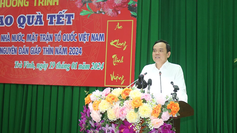Phó Thủ tướng Chính phủ Trần Lưu Quang phát biểu tại lễ trao quà.