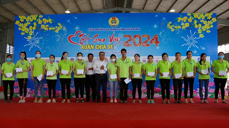 Công nhân, lao động có hoàn cảnh khó khăn nhận quà Tết.
