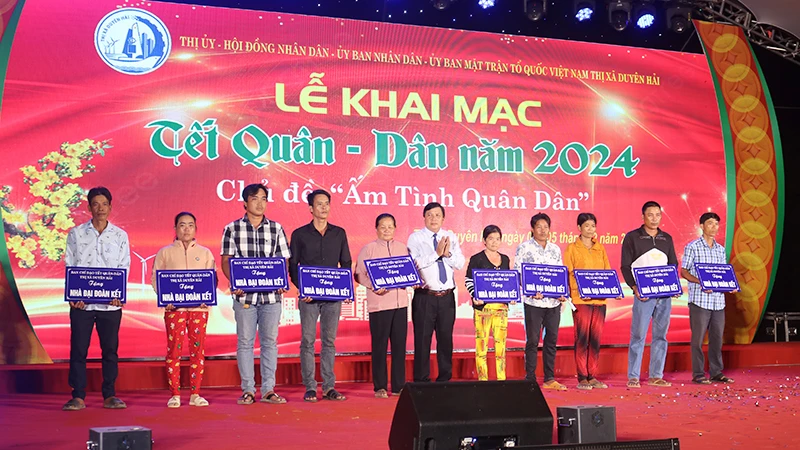 Trao nhà Đại đoàn kết cho hộ dân khó khăn về nhà ở