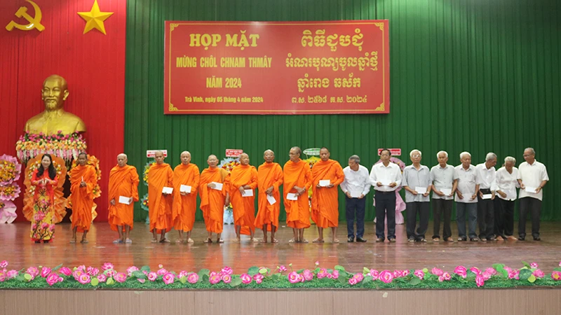 Người có uy tín trong vùng đồng bào dân tộc thiểu số nhận quà Tết.