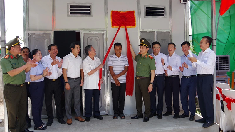 Đoàn công tác của Bộ Công an thực hiện nghi thức trao tặng nhà mẫu.