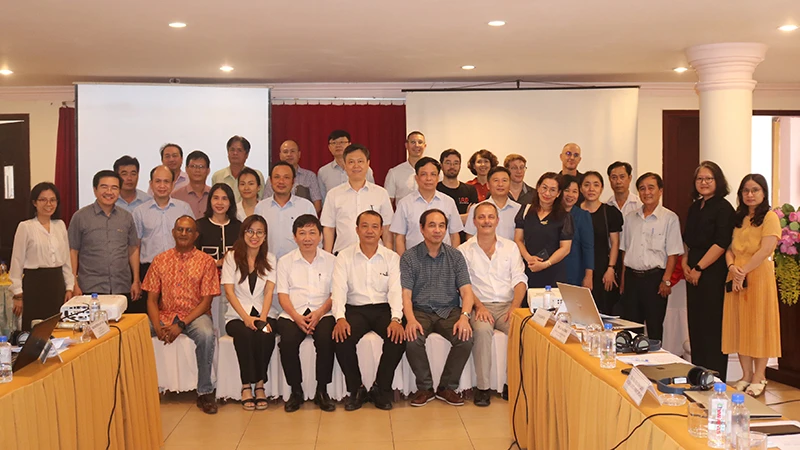 Các chuyên gia, đại diện các tổ chức, địa phương chụp ảnh lưu niệm tại buổi hội thảo.