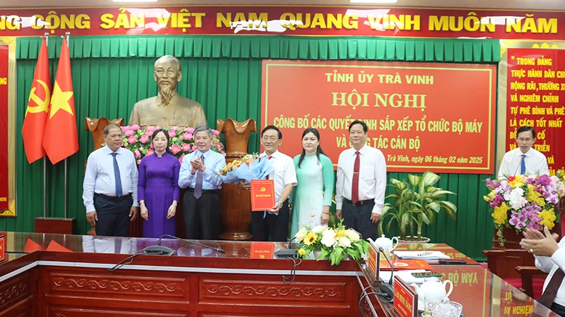 Các đồng chí lãnh đạo Ban Tuyên giáo và Dân vận Tỉnh ủy nhận quyết định của Tỉnh ủy Trà Vinh.