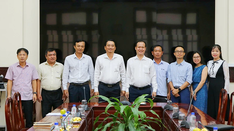 Đại diện Tập đoàn Nuriflex chụp ảnh lưu niệm cùng lãnh đạo Ủy ban nhân dân tỉnh Trà Vinh.