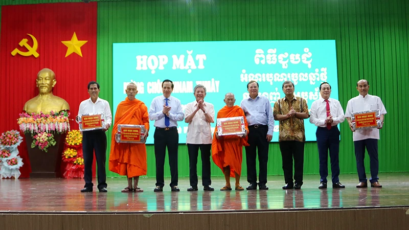 Các vị chức sắc, người có uy tín vùng đồng bào dân tộc thiểu số tỉnh Trà Vinh nhận quà của Bộ Dân tộc và Tôn giáo.