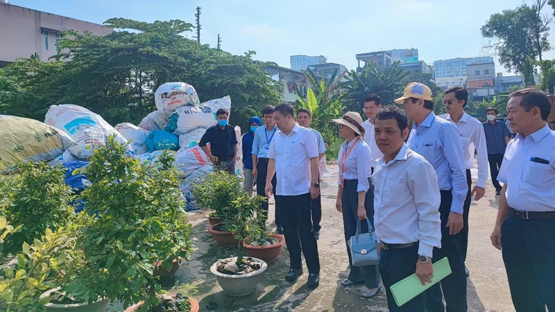 Lãnh đạo Thành phố Hồ Chí Minh cùng các sở, ban, ngành liên quan kiểm tra thực tế điểm nguy cơ phát sinh lăng quăng trên địa bàn phường Hiệp Bình Chánh, thành phố Thủ Đức. (Ảnh HCDC)
