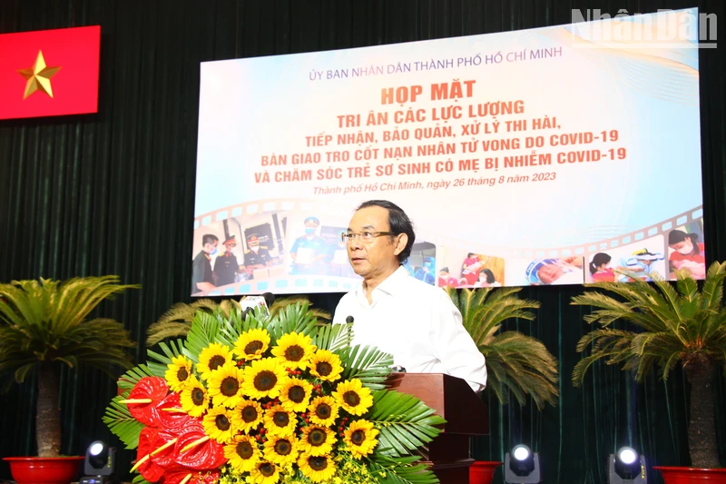 Đồng chí Nguyễn Văn Nên, Ủy viên Bộ Chính trị, Bí thư Thành ủy Thành phố Hồ Chí Minh phát biểu tại buổi họp mặt.