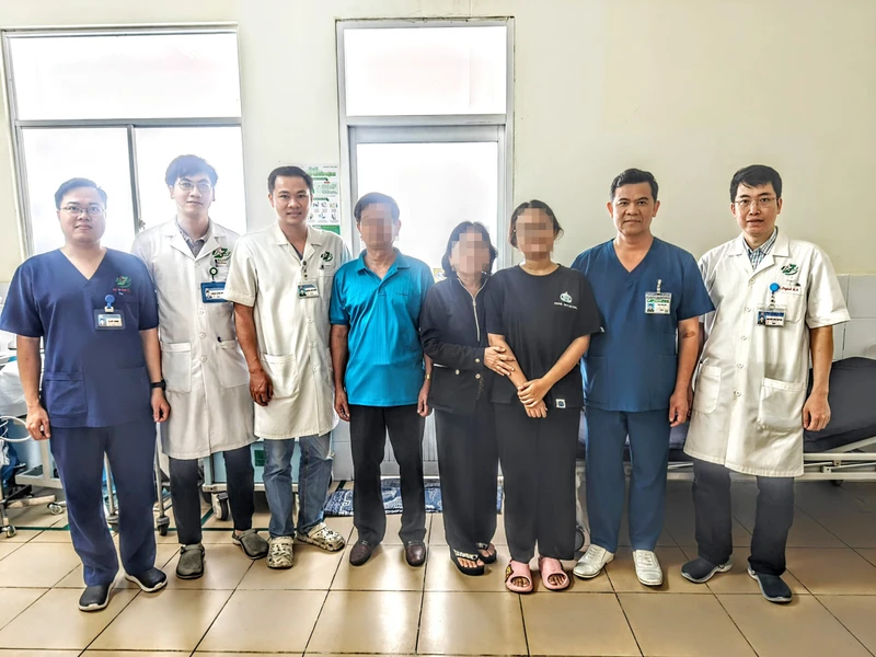 Bệnh nhân phục hồi sức khỏe tốt và chụp hình cùng ê-kíp mổ trước khi xuất viện.