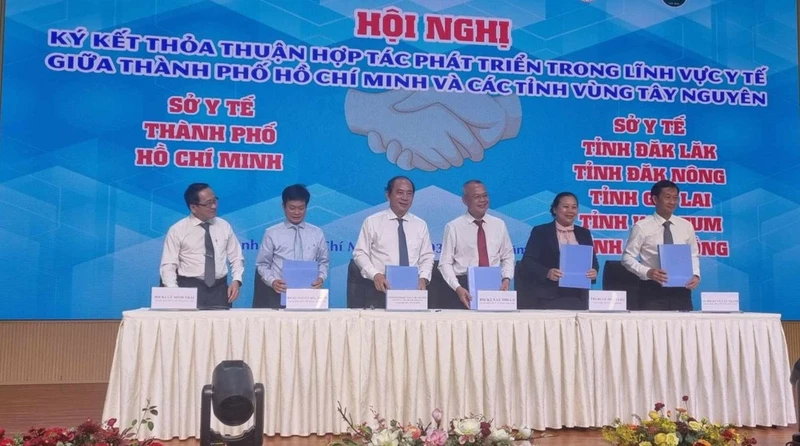 Lãnh đạo Sở Y tế Thành phố ký kết Bản ghi nhớ hợp tác và phát triển giữa ngành y tế thành phố và các tỉnh vùng Tây Nguyên giai đoạn 2024-2025.