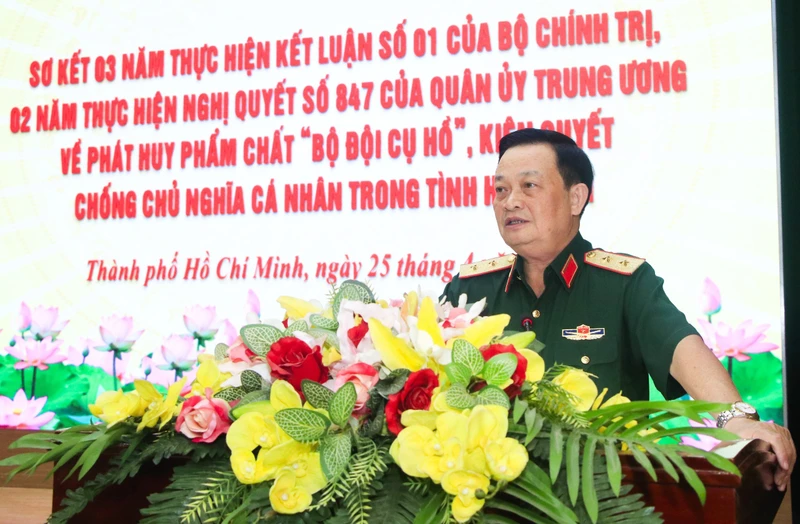 Trung tướng Trần Hoài Trung, Bí thư Đảng ủy, Chính ủy Quân khu 7 chủ trì hội nghị.