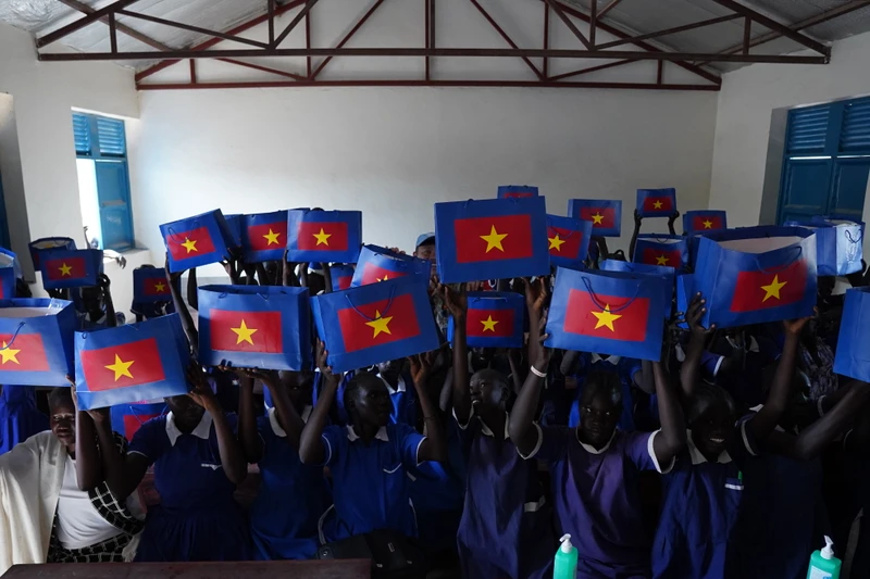 Niềm vui của các cháu tại Bentiu Girls Primary School khi nhận được những món quà thiết thực.