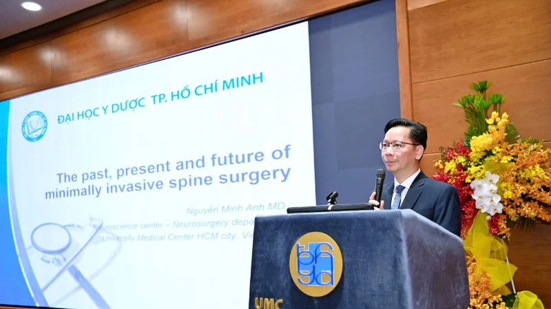 PGS.TS. Bác sĩ Nguyễn Minh Anh, Phó Giám đốc Bệnh viện Đại học Y Dược Thành phố Hồ Chí Minh trình bày tại hội nghị.