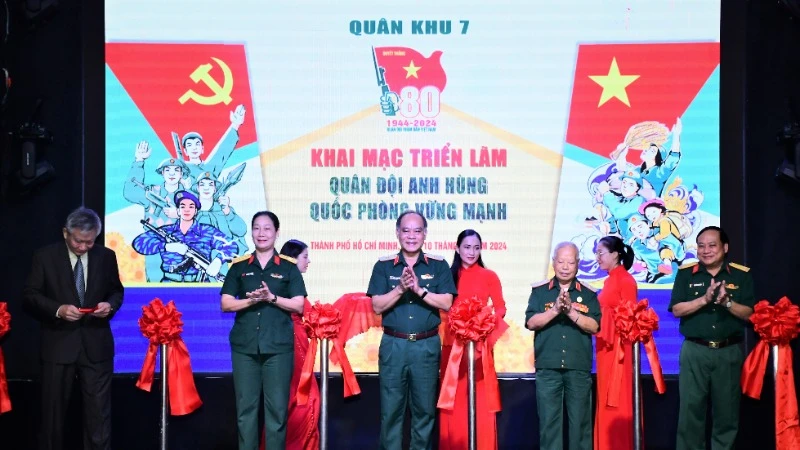 Các đại biểu cắt băng khai mạc triển lãm
