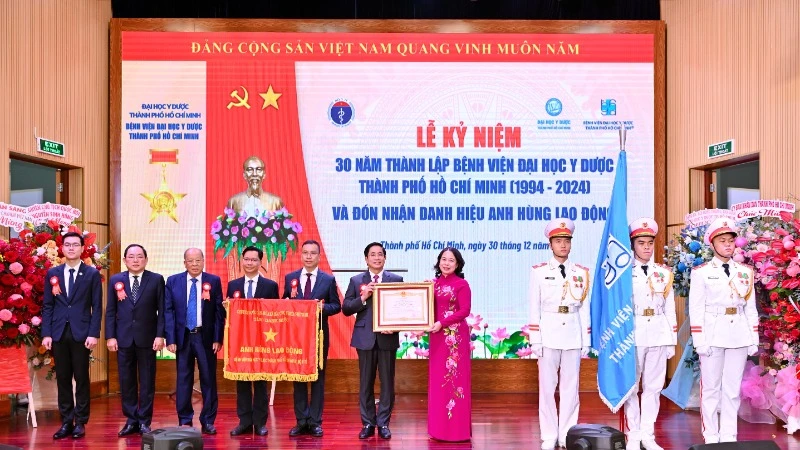 Phó Chủ tịch nước Võ Thị Ánh Xuân trao danh hiệu Anh hùng Lao động cho Bệnh viện Đại học Y dược Thành phố Hồ Chí Minh.