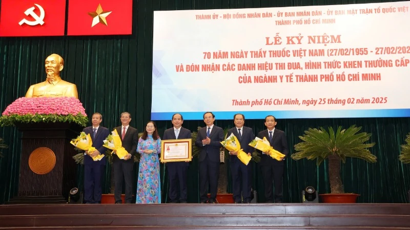 Đồng chí Nguyễn Văn Nên, Ủy viên Bộ Chính trị, Bí thư Thành ủy Thành phố Hồ Chí Minh và Chủ tịch Hội đồng nhân dân Thành phố Hồ Chí Minh Nguyễn Thị Lệ, trao tặng Huân chương Lao động hạng Nhất cho Sở Y tế Thành phố Hồ Chí Minh.