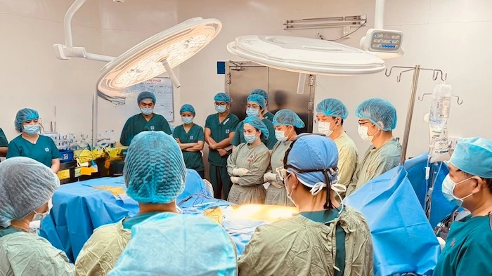 Ê-kíp y bác sĩ mặc niệm để bày tỏ lòng tri ân sâu sắc đến người hiến tạng và gia đình.